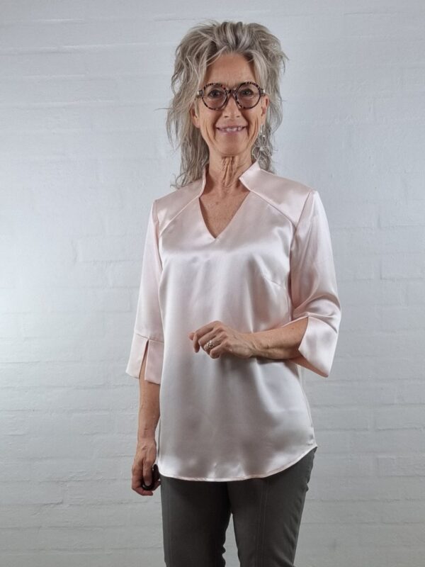Nude silkebluse med V-udskæring