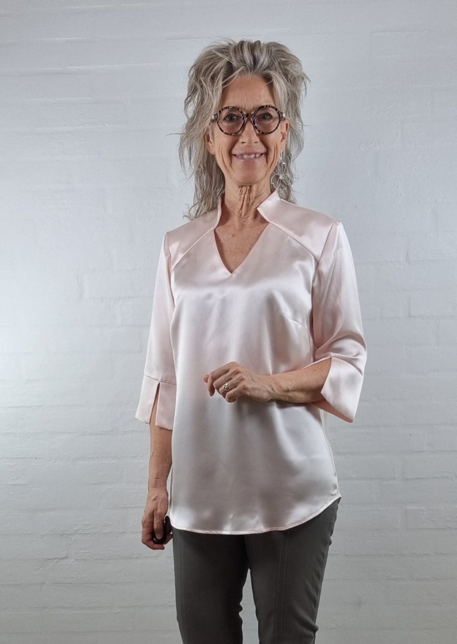 Nude silkebluse med V-udskæring