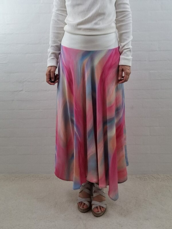 Farverig swing nederdel i viskose