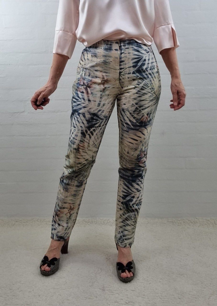 Smalle bukser i blå og råhvid print