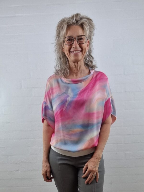 Farverig viskose bluse med bådudskæring