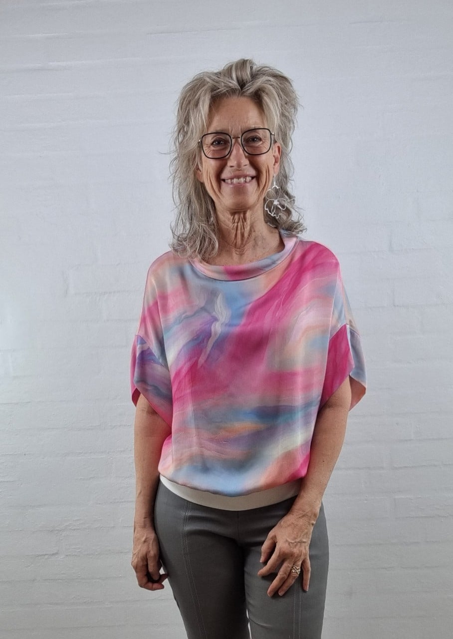 Viskose bluse med bådudskæring og farver