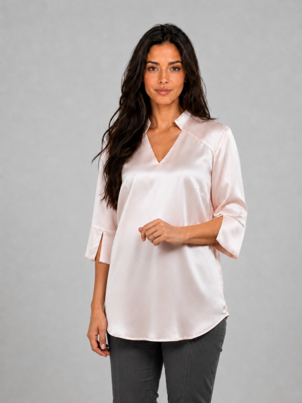 Nude silkebluse med V-udskæring