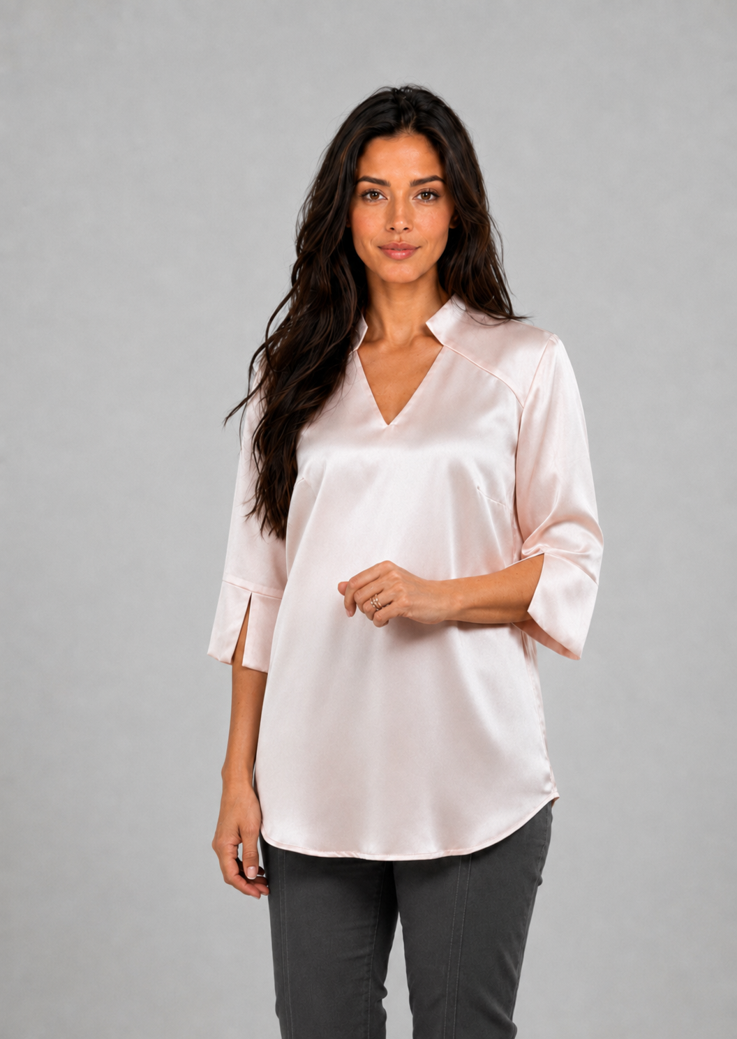 Nude silkebluse med V-udskæring