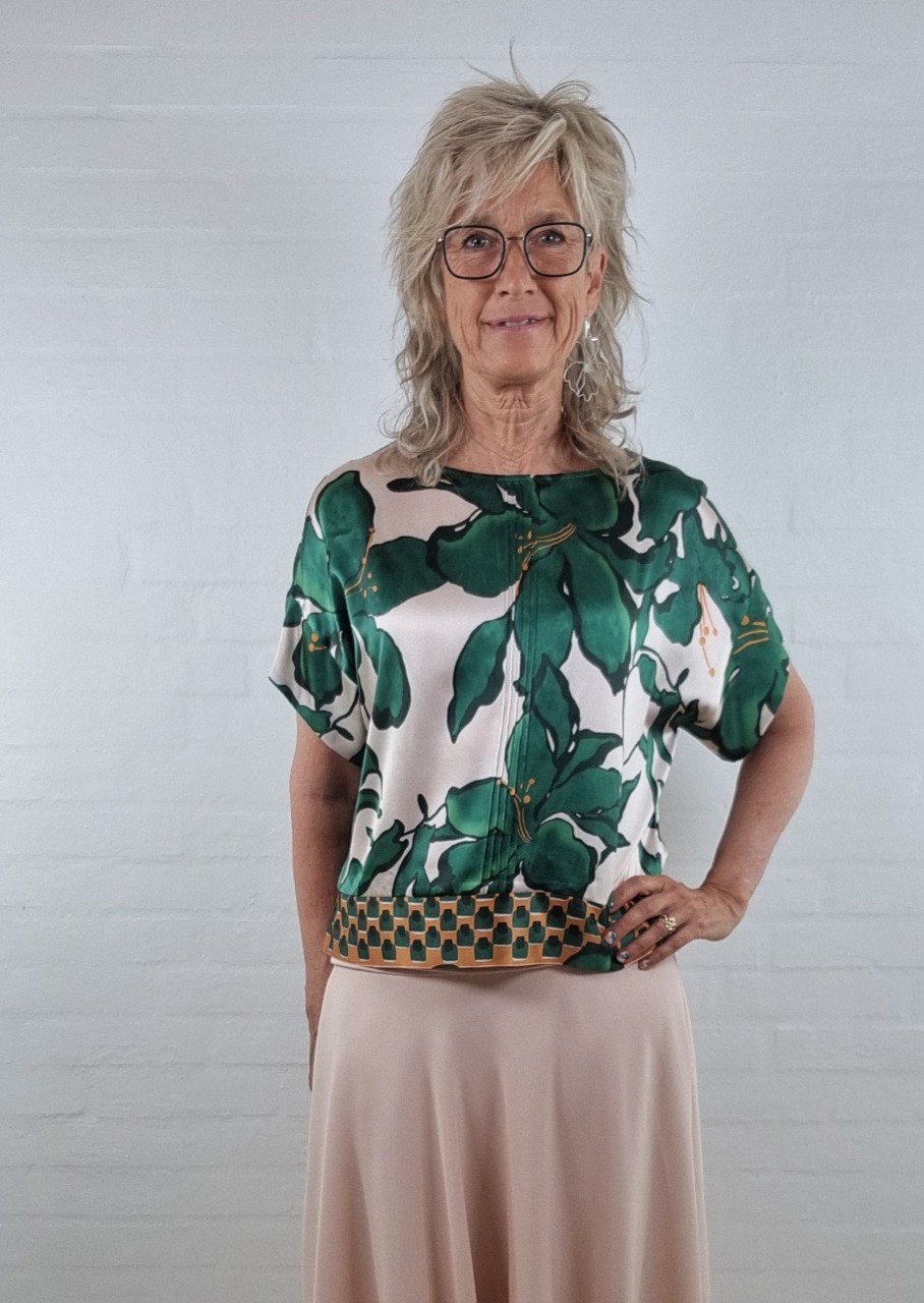 Blomstret Silkebluse med bådudskæring