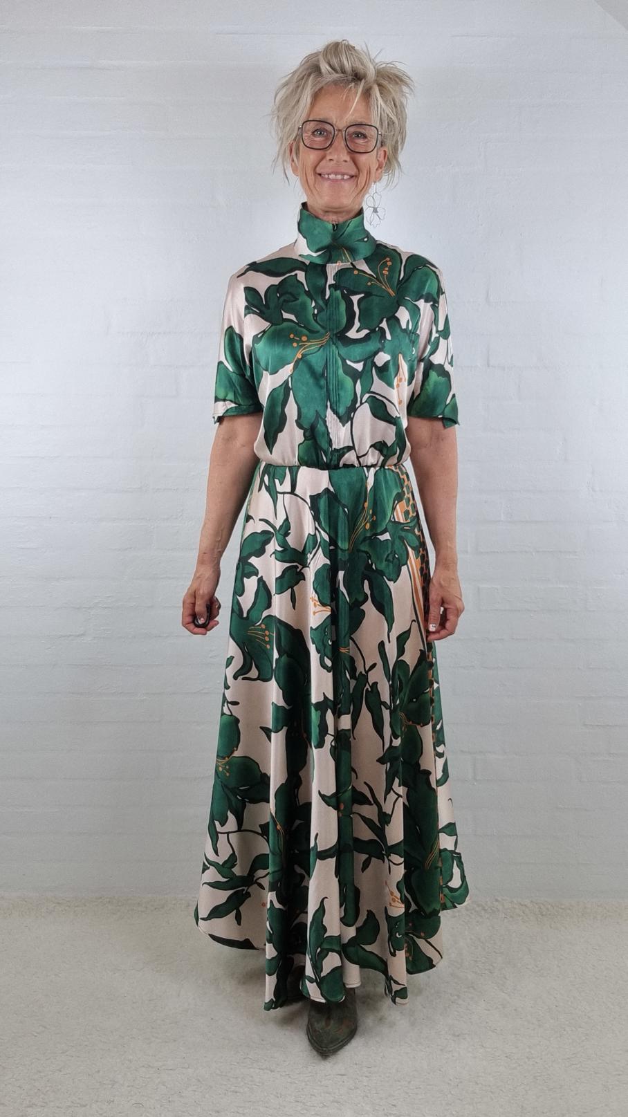Silkekjole med blomster og vidde