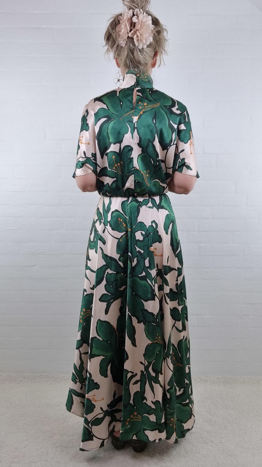 Silkekjole med blomster og vidde