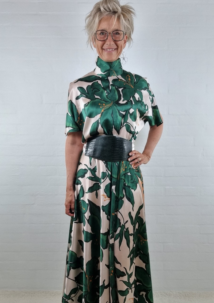 Silkekjole med blomster og vidde