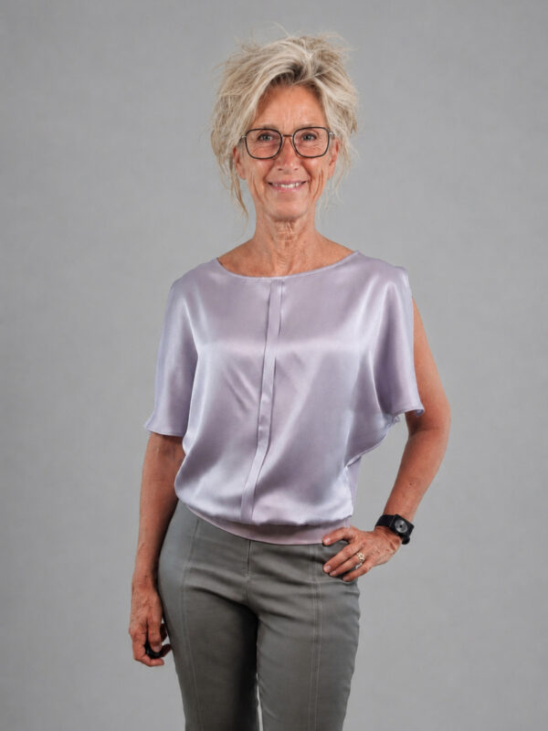 Lyse lilla silkebluse med læg