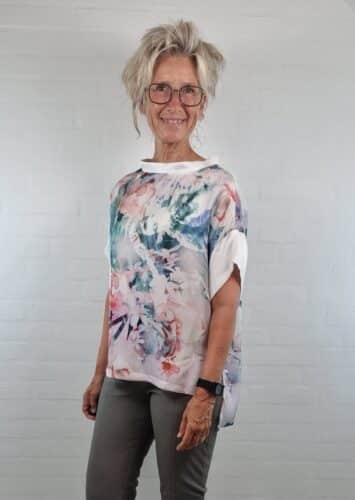 Råhvid silkebluse med print