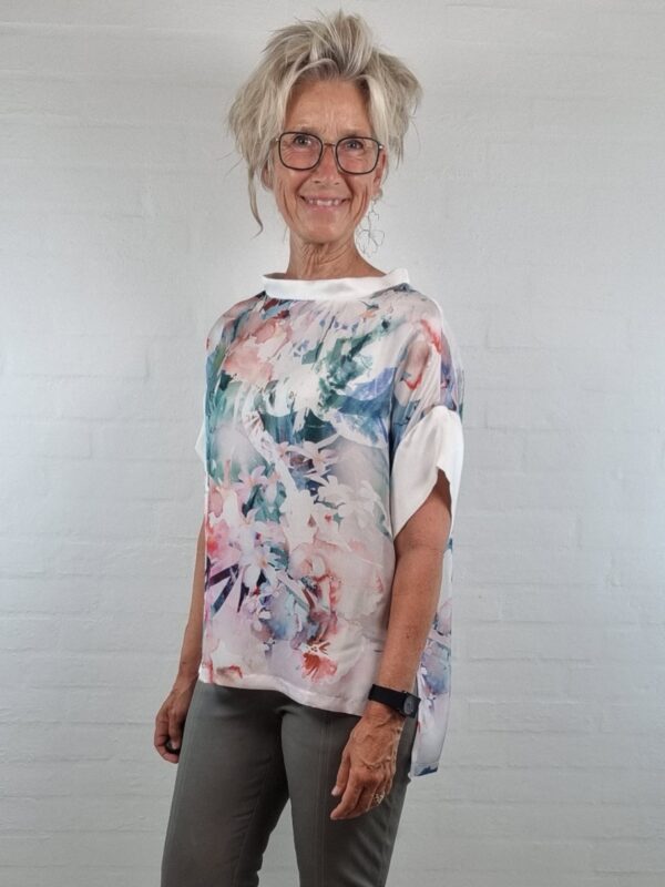 Råhvid silkebluse med print