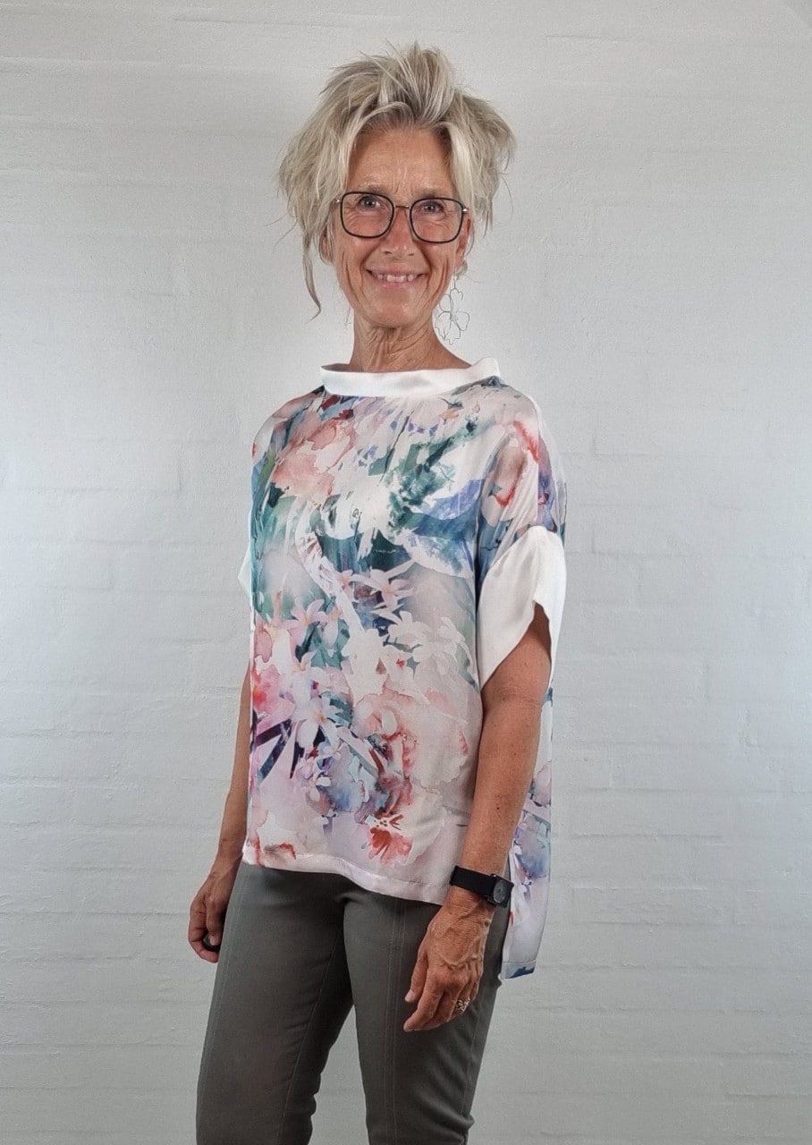 Råhvid silkebluse med print