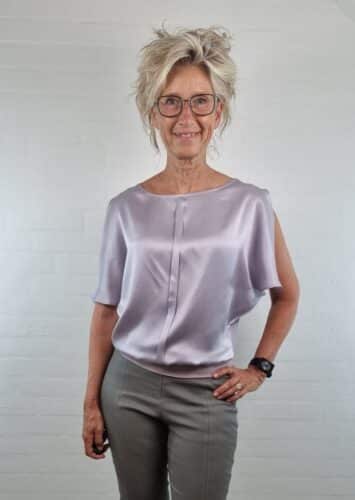 Lyse lilla silkebluse med læg