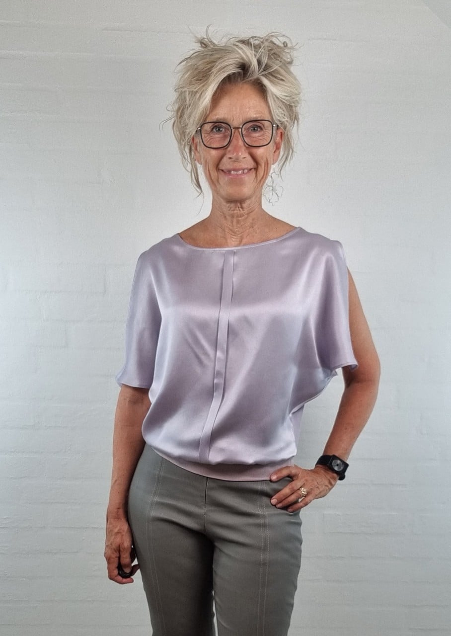 Lyse lilla silkebluse med læg