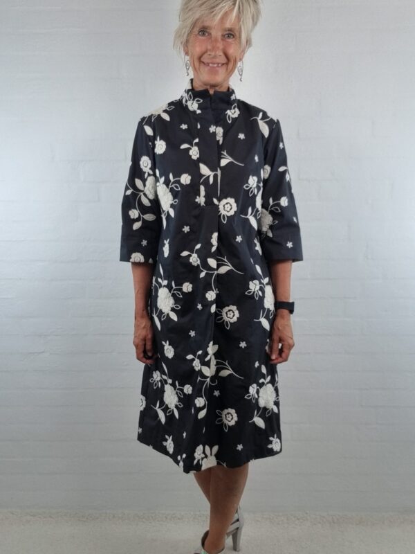 Sort kjole med blomsterbroderi
